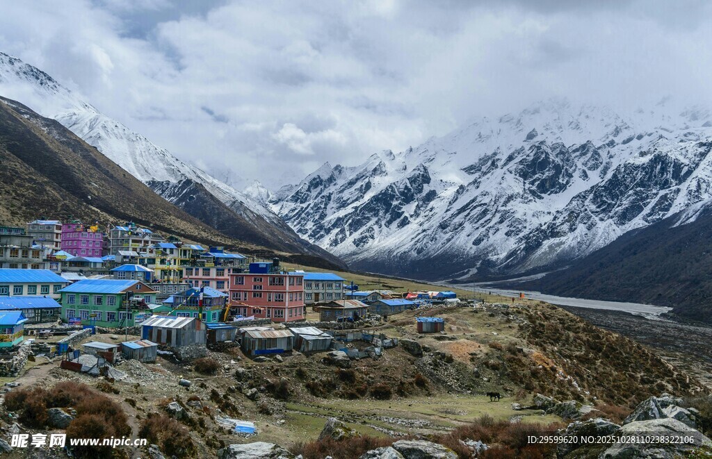 雪山下的多彩村落