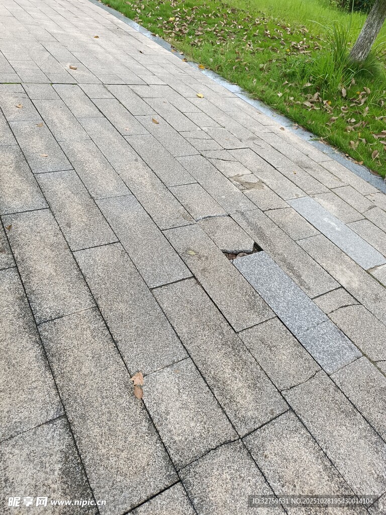 石板铺就的户外步道