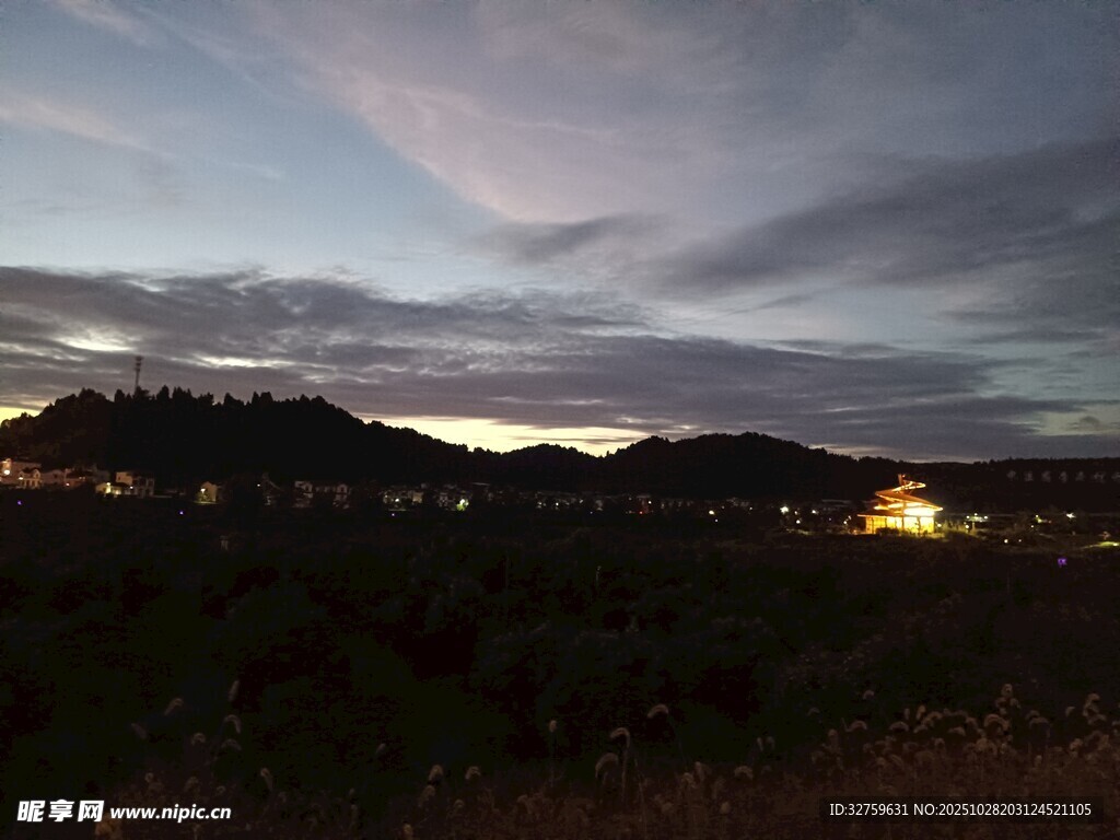 黄昏时分的田野与远山