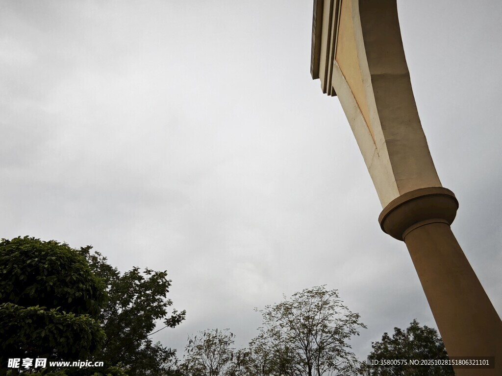 仰视建筑立柱与天空景象