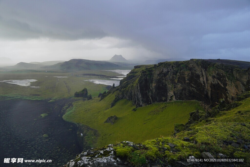 高山绿野间的壮阔自然景观