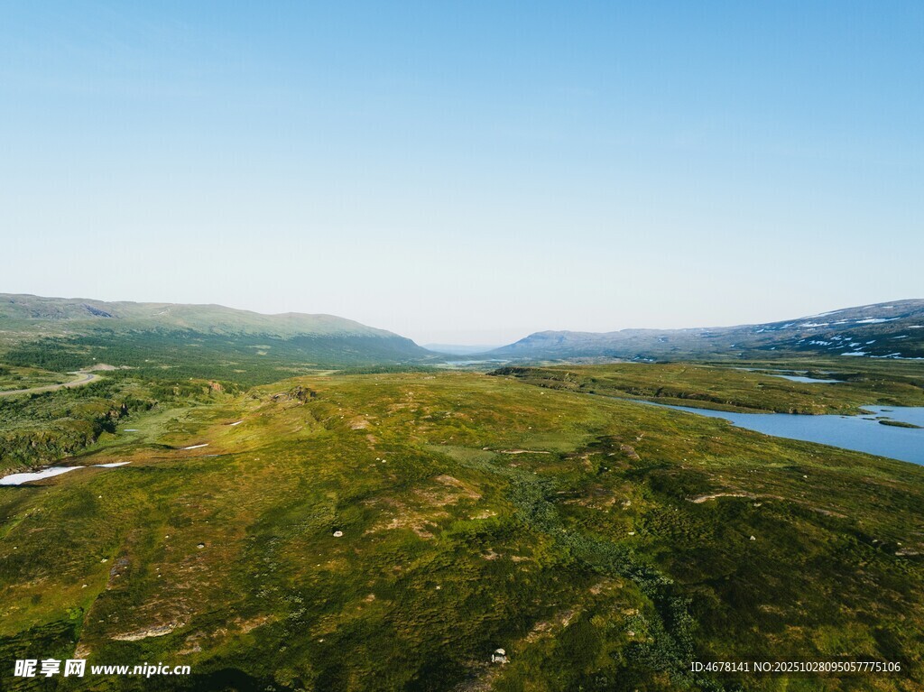 广袤草原与山间湖泊美景