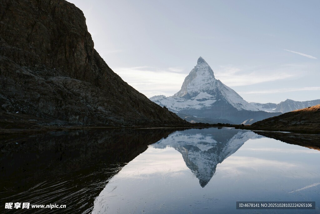 马特洪峰倒映于平静湖面