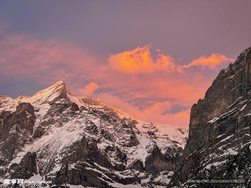 雪山映晚霞美景