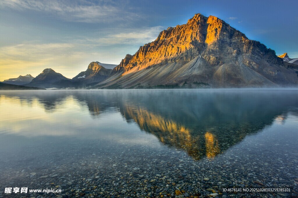 壮丽山景倒映于平静湖面
