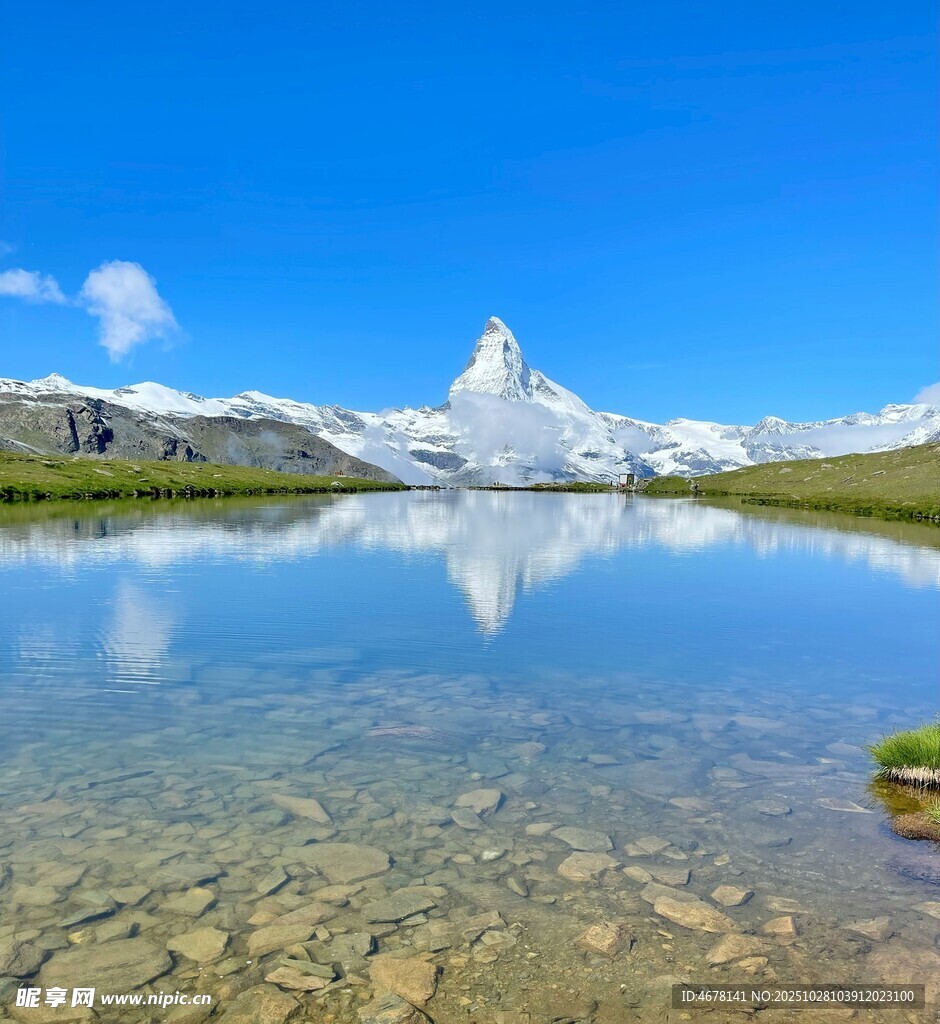 瑞士马特洪峰下的清澈湖水