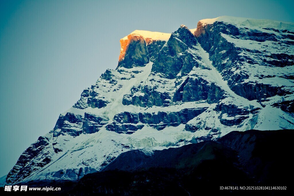 雪山之巅壮丽景致