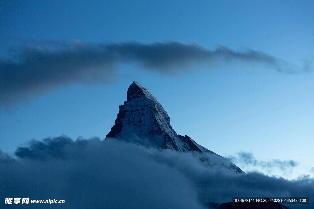 巍峨雪山穿破云海