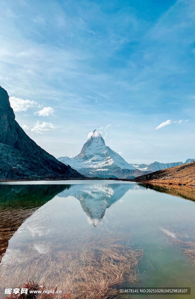 湖畔雪山美景倒影如画