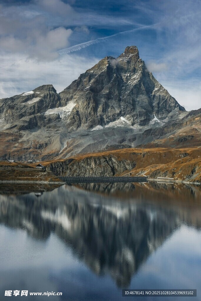 马特洪峰倒映于静谧湖面