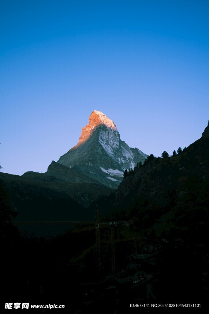夕阳下的壮丽山峰