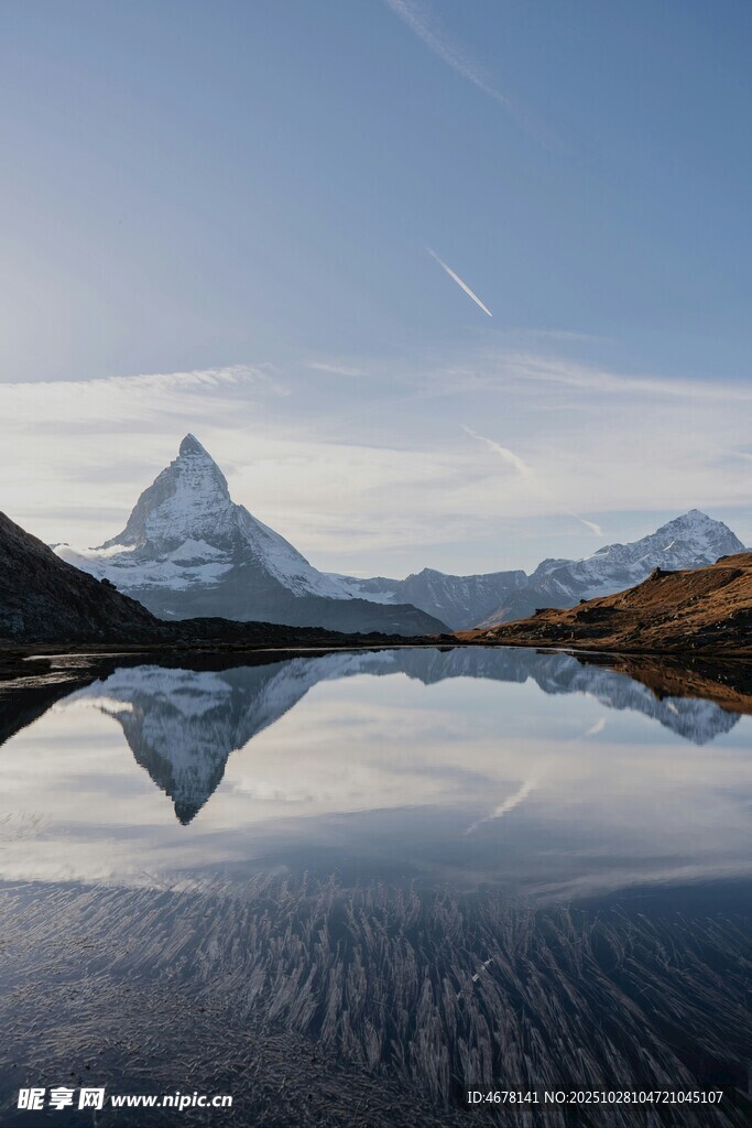马特洪峰倒影于平静湖面