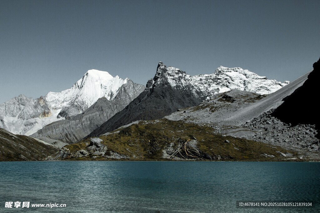 雪山湖泊壮丽自然景观