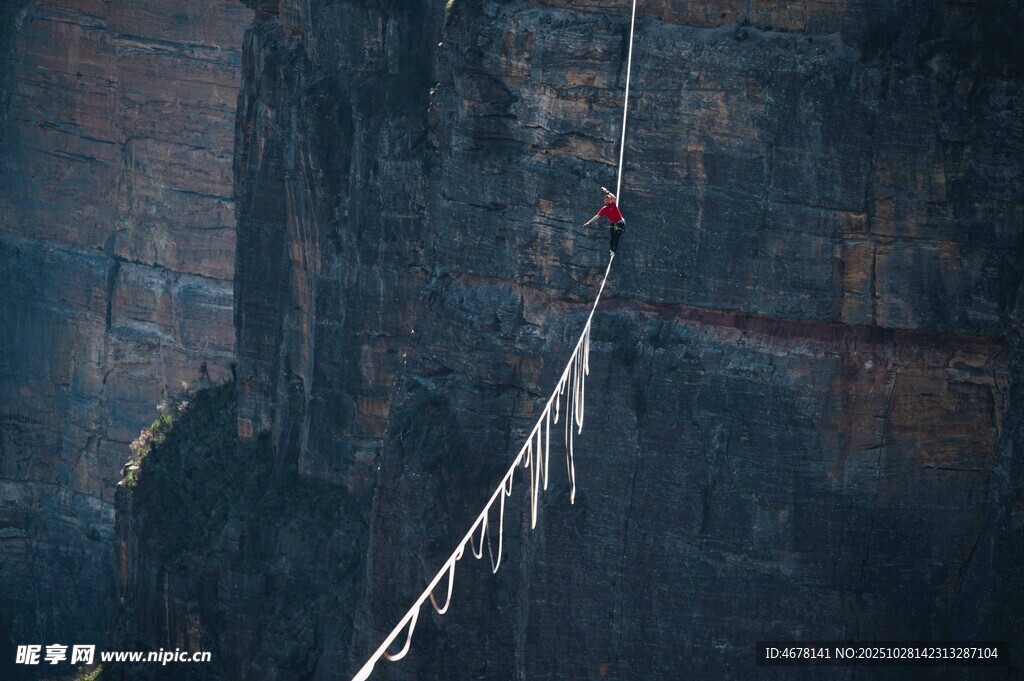 悬崖峭壁上的绳索探险者