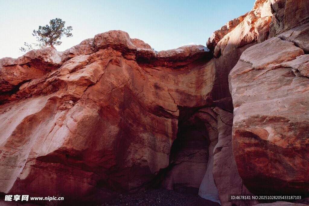 红色岩壁自然景观