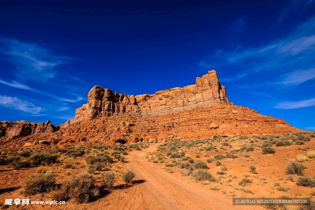 壮丽沙漠中的红色岩石景观