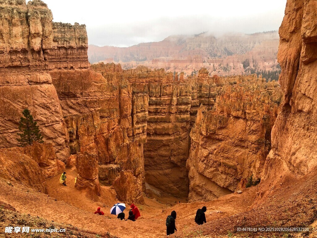 峡谷中漫步的游客