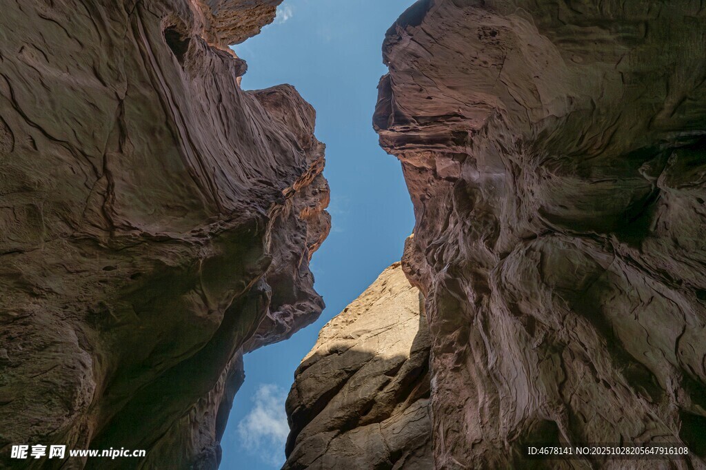 峡谷奇观蓝天映衬岩壁