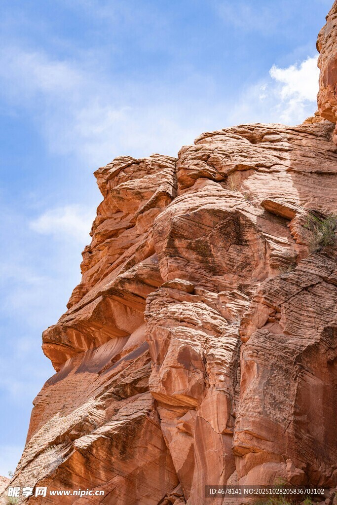 红色嶙峋岩石蓝天背景