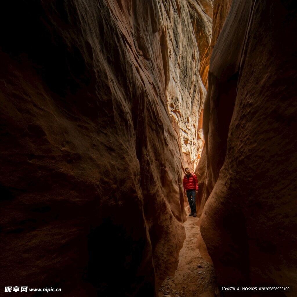 人穿行于狭窄峡谷间