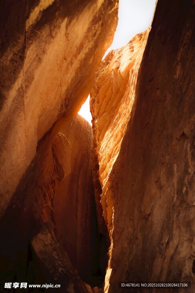 峡谷缝隙间的神秘光影