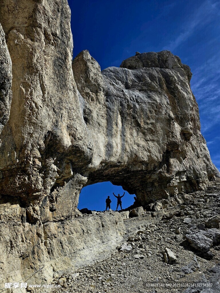 岩石奇观下的探险者