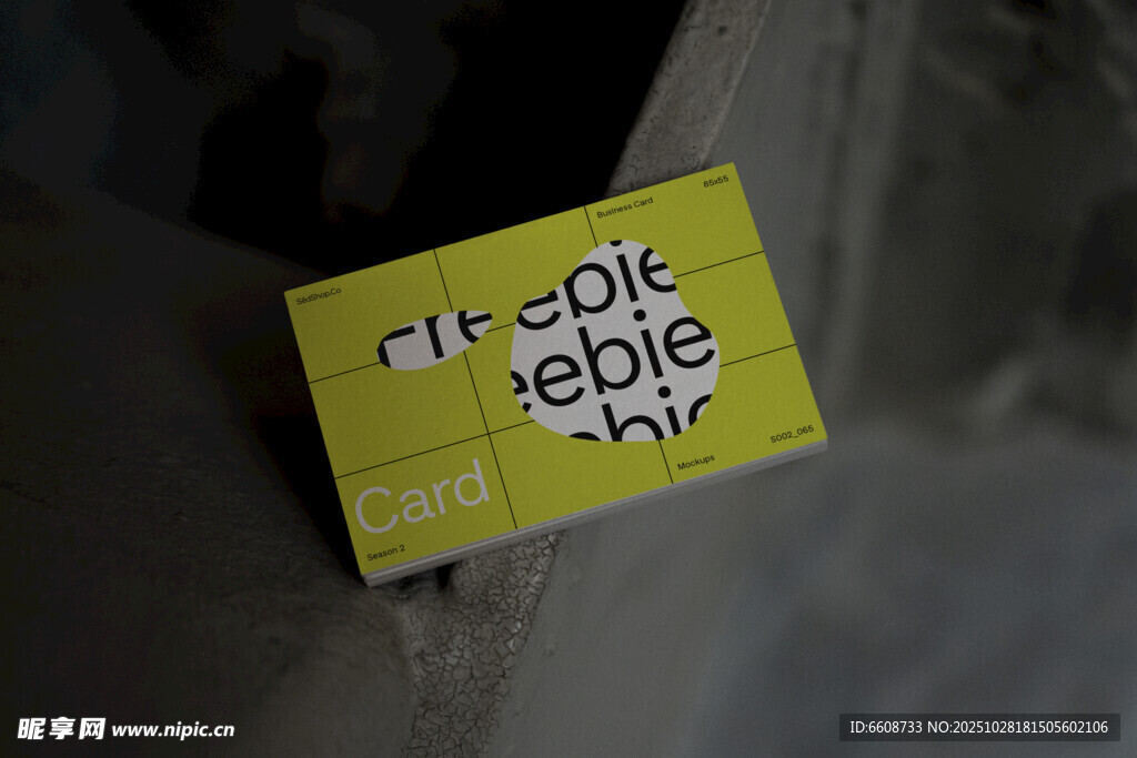 黄色卡片上的黑色文字