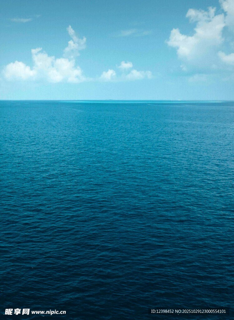 广阔蔚蓝海洋与晴空