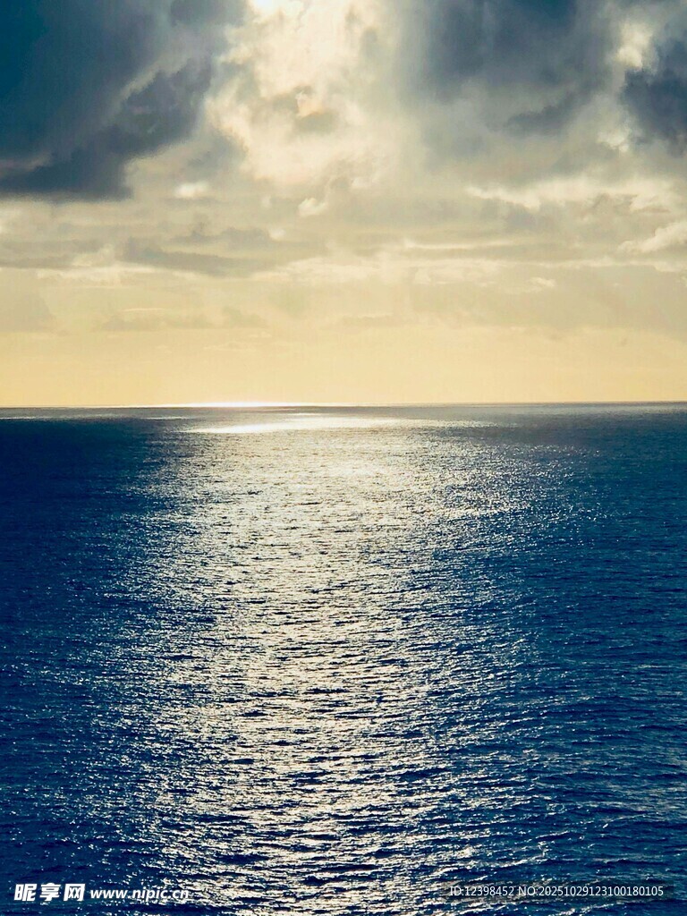 海面阳光闪耀的美丽景致