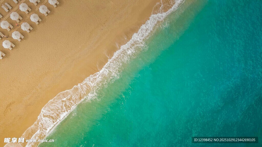 美丽海滩与清澈海水