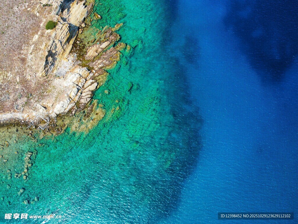 俯瞰绝美海岛清澈海域