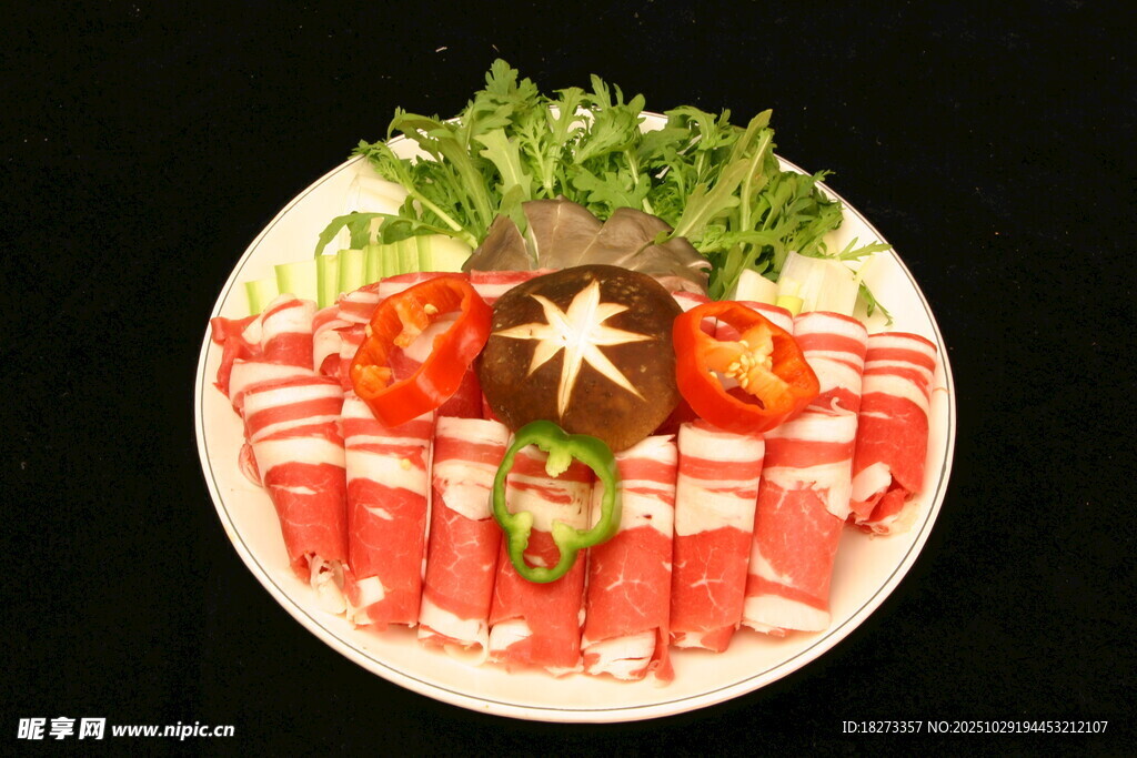 精美摆盘的蔬菜与肉片拼盘