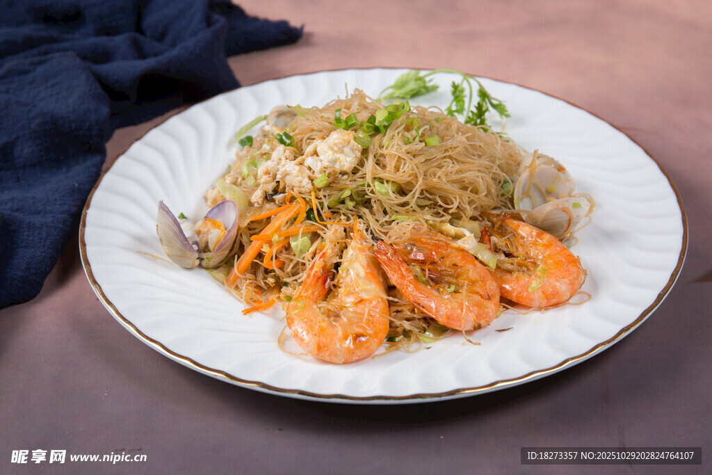 虾仁炒饭摆放在白盘上