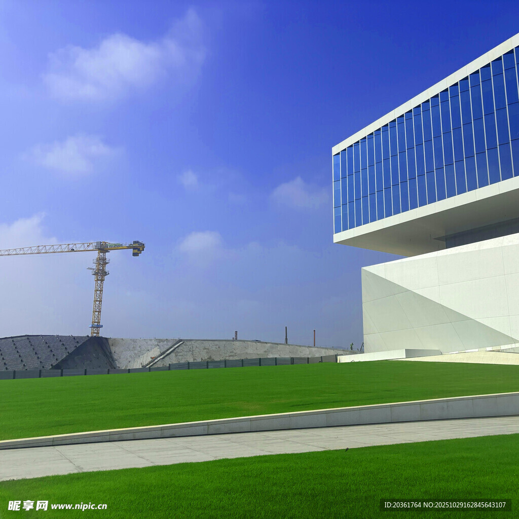 现代建筑与户外施工场景