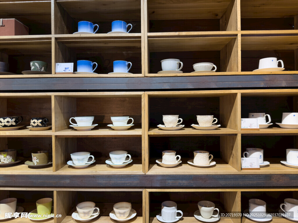木质架上陈列的多样茶具