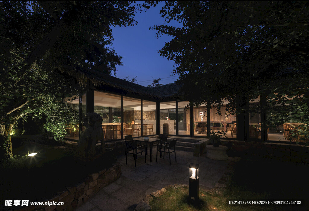 夜幕下的静谧庭院建筑