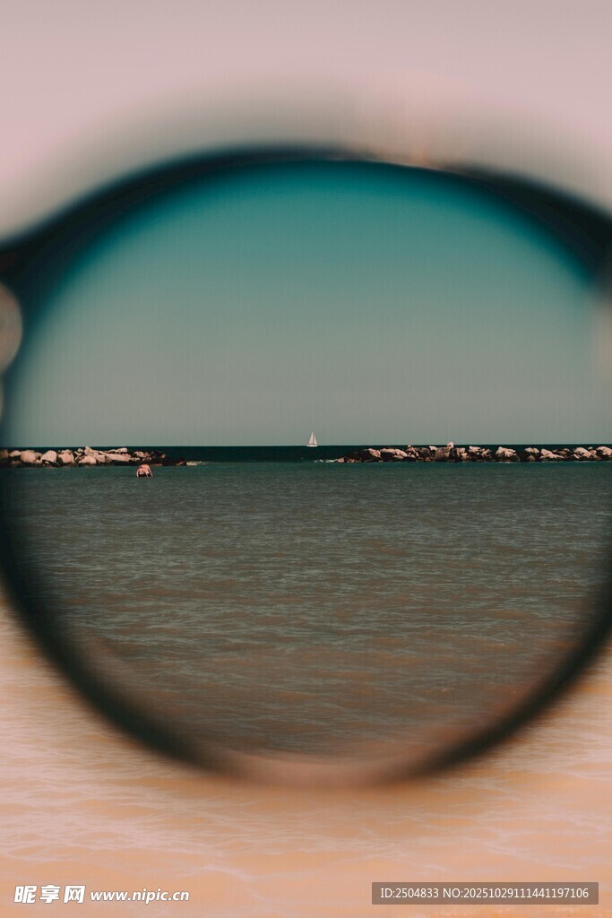 透过墨镜看海面风光