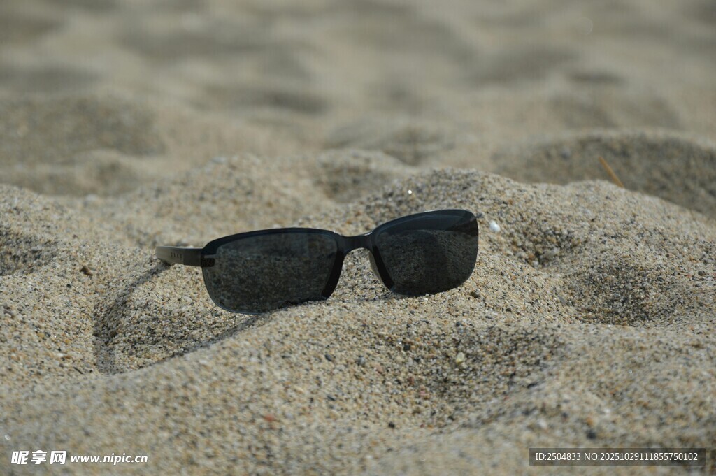 沙滩上的黑色太阳镜