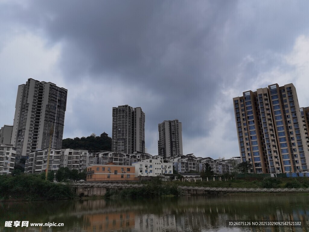 湖畔高楼林立的城市景观