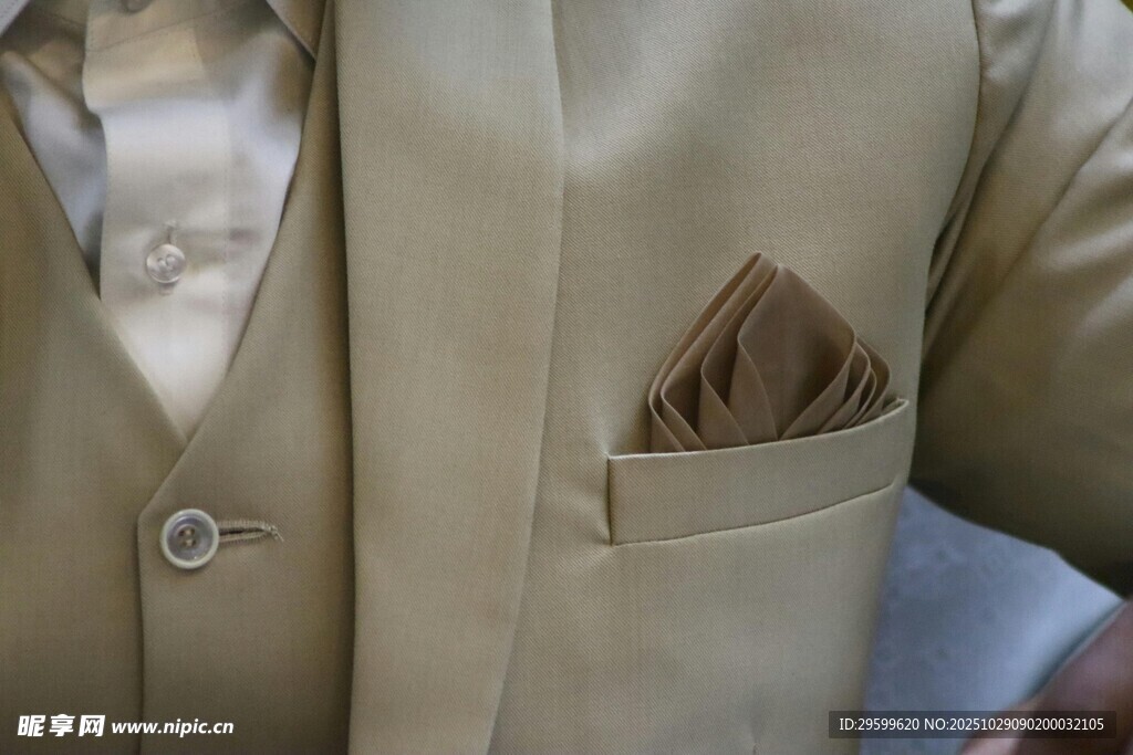 男士米色西装口袋巾细节
