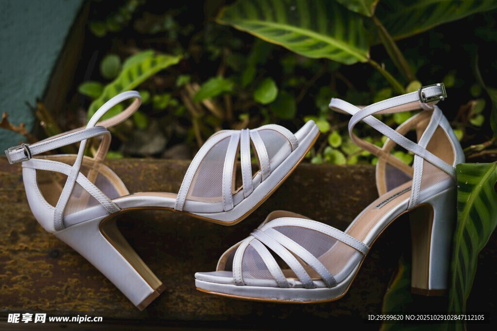 优雅白色高跟凉鞋展示