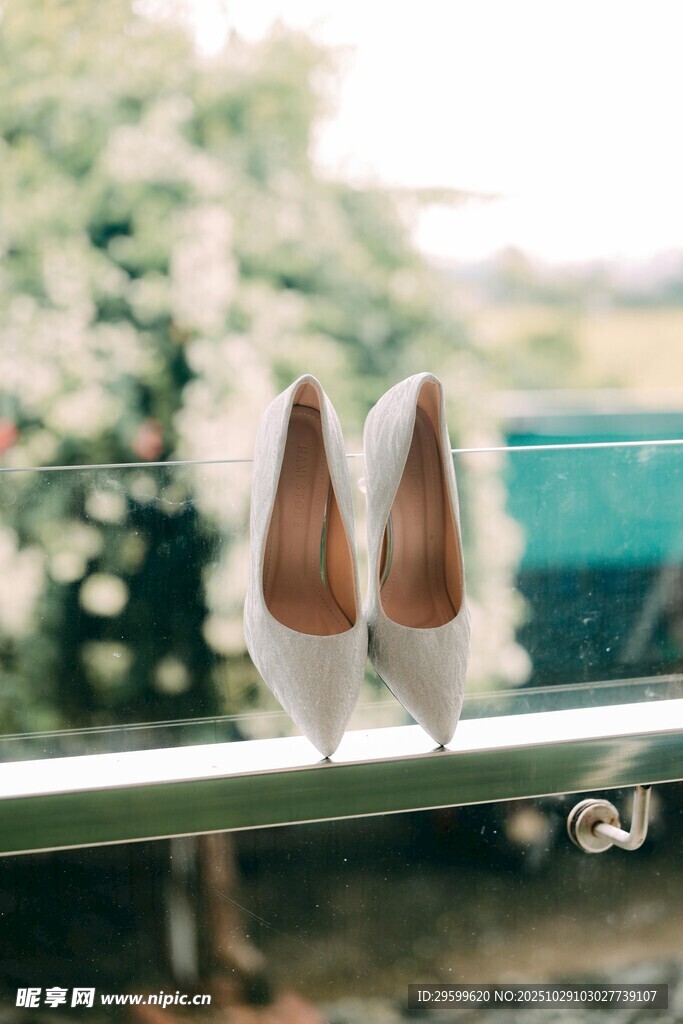 精致婚鞋置于栏杆上