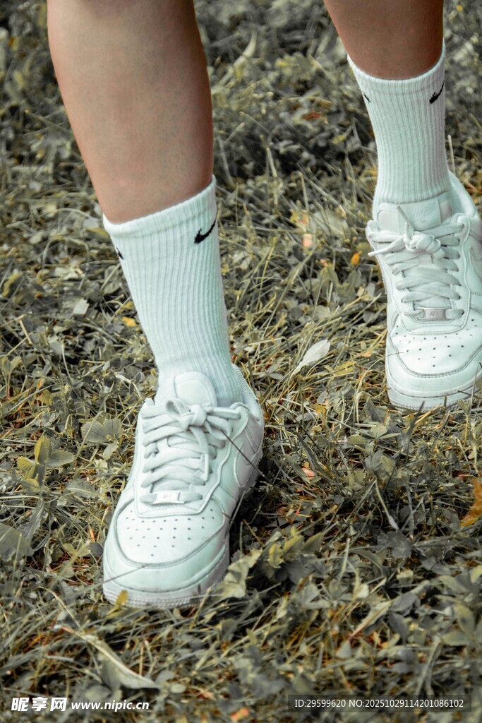 户外行走的鞋袜与运动鞋