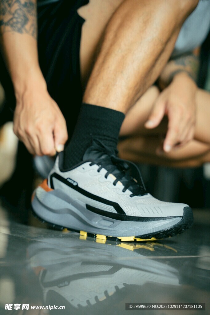 系鞋带的运动者