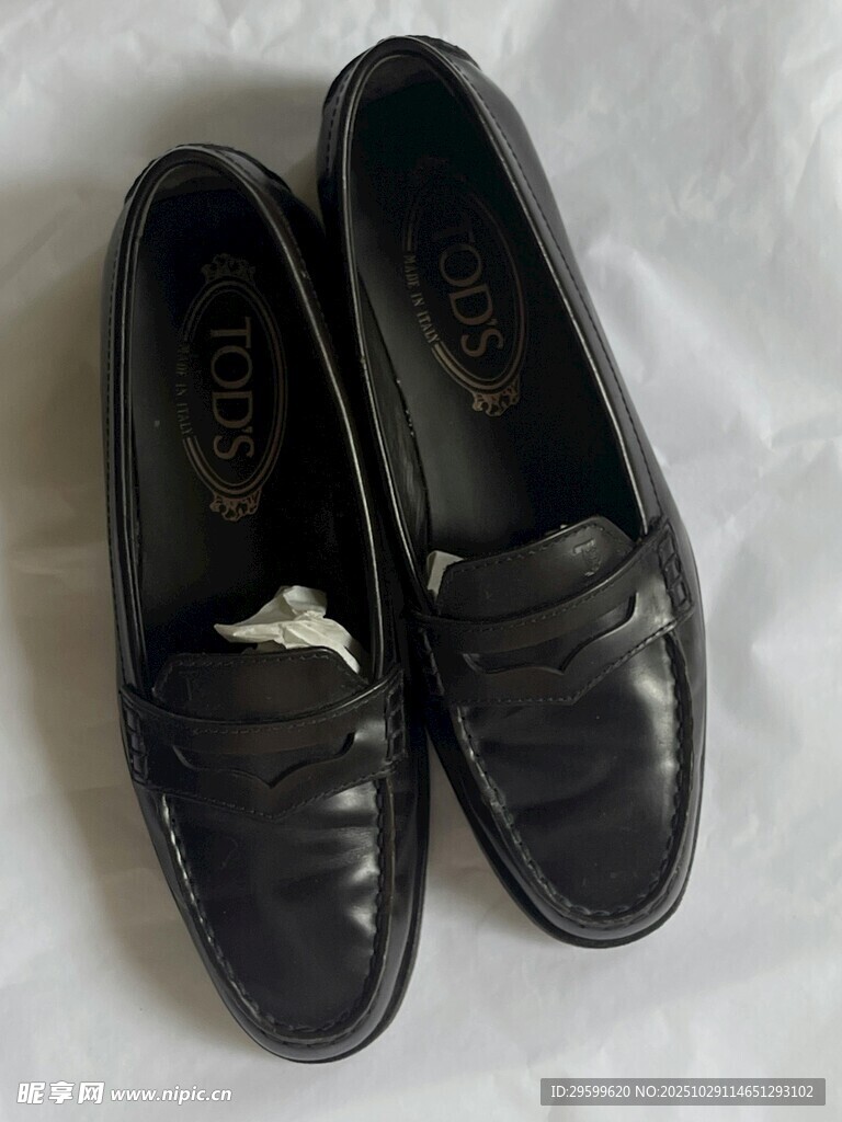 黑色简约款皮鞋