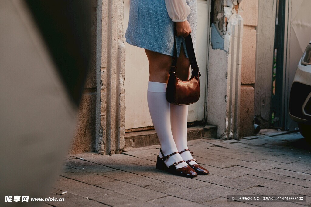 少女持琴于街头