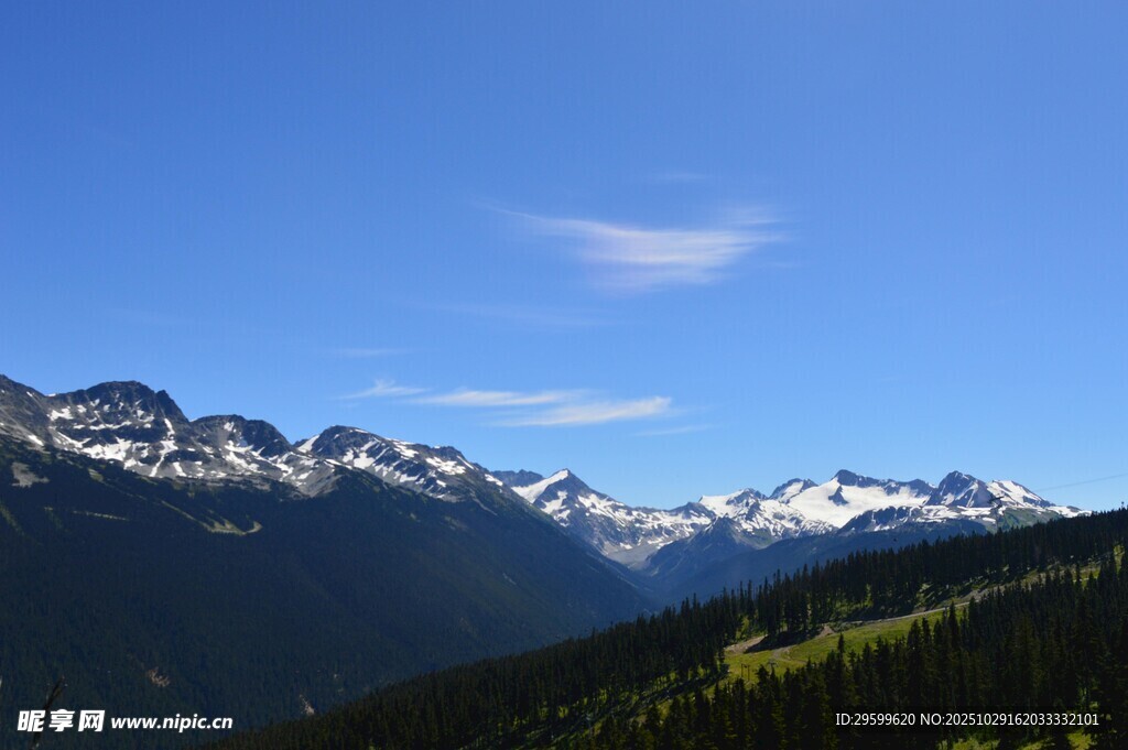 壮丽雪山蓝天美景