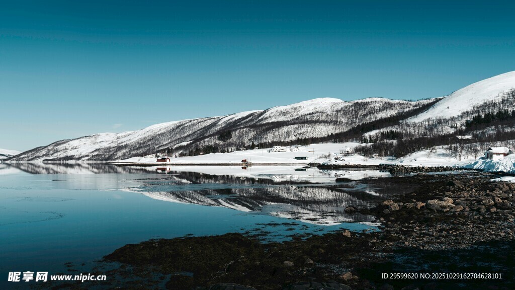 雪山倒映在平静湖面上