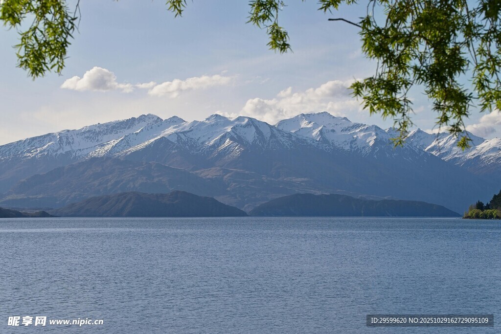 湖畔雪山美景