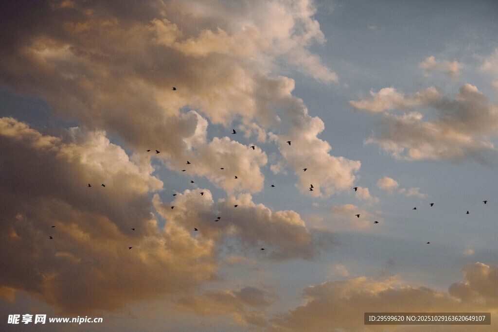 黄昏天空中的梦幻云朵